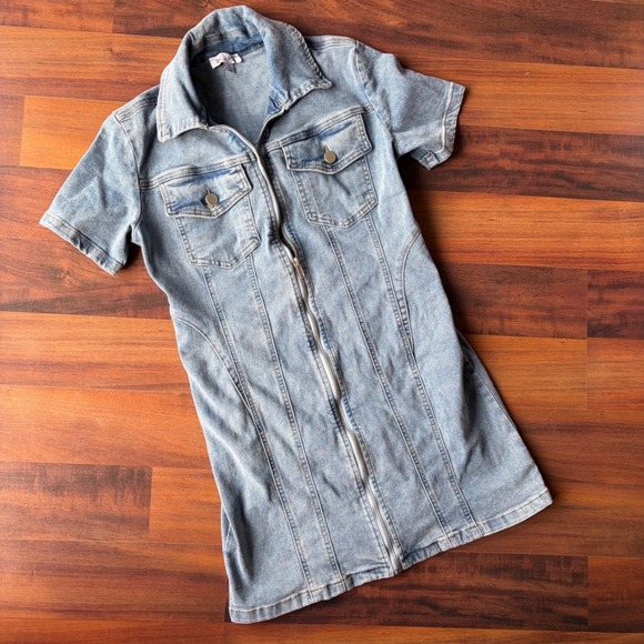 Liv Lotte Dresses & Skirts - Liv Lotte Women Light Wash Denim Zip Up Short Sleeve Mini Dress Small Utility